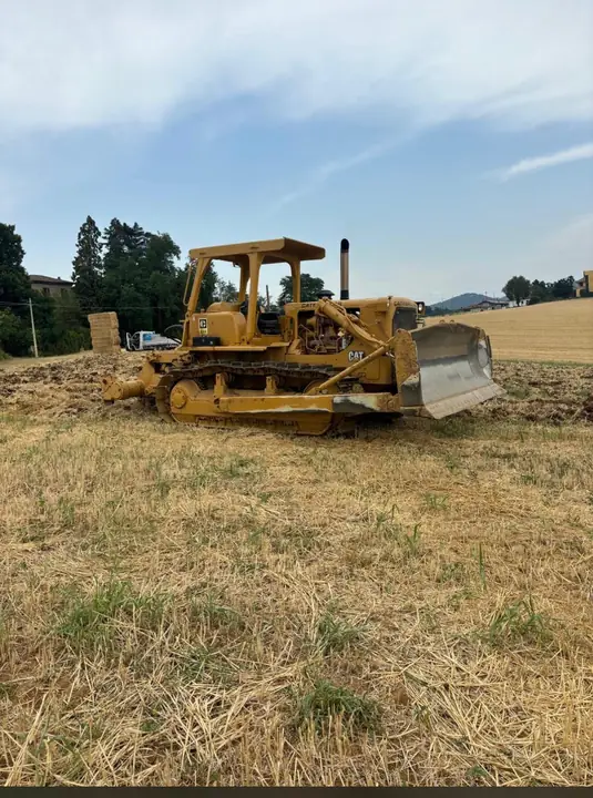 Apripista cingolato al lavoro in un campo