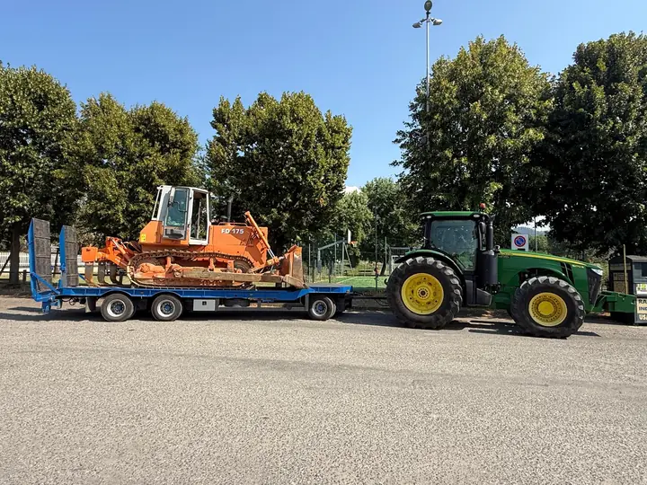 Apripista caricati su bisarca insieme al trattore