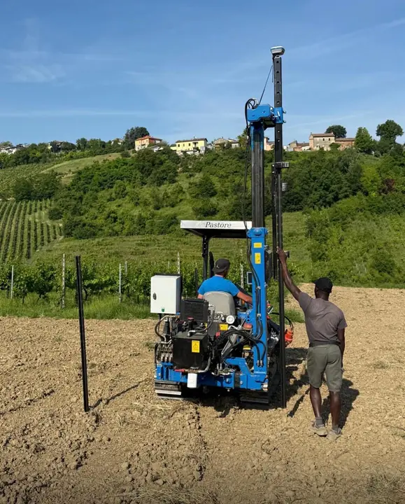 Battipalo Pastore con operatore durante la posa dei pali in collina