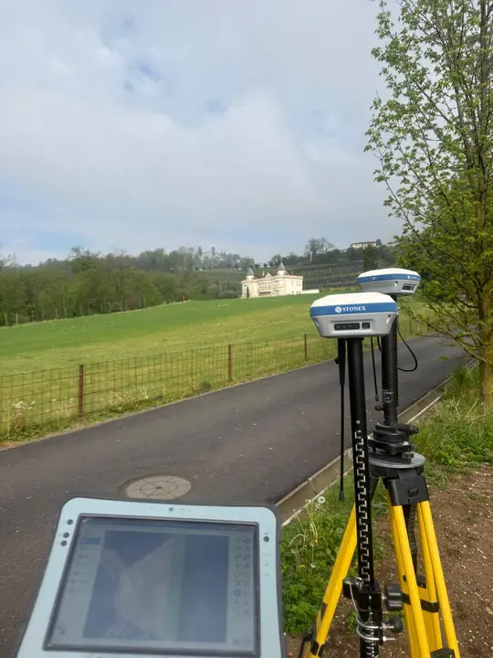 Stazione GPS su treppiede per il rilievo del terreno