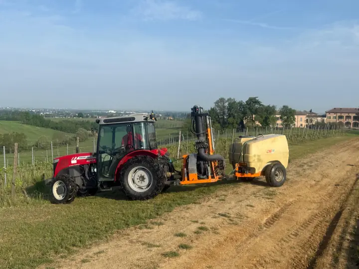 Trattore con atomizzatore per i trattamenti in vigneto